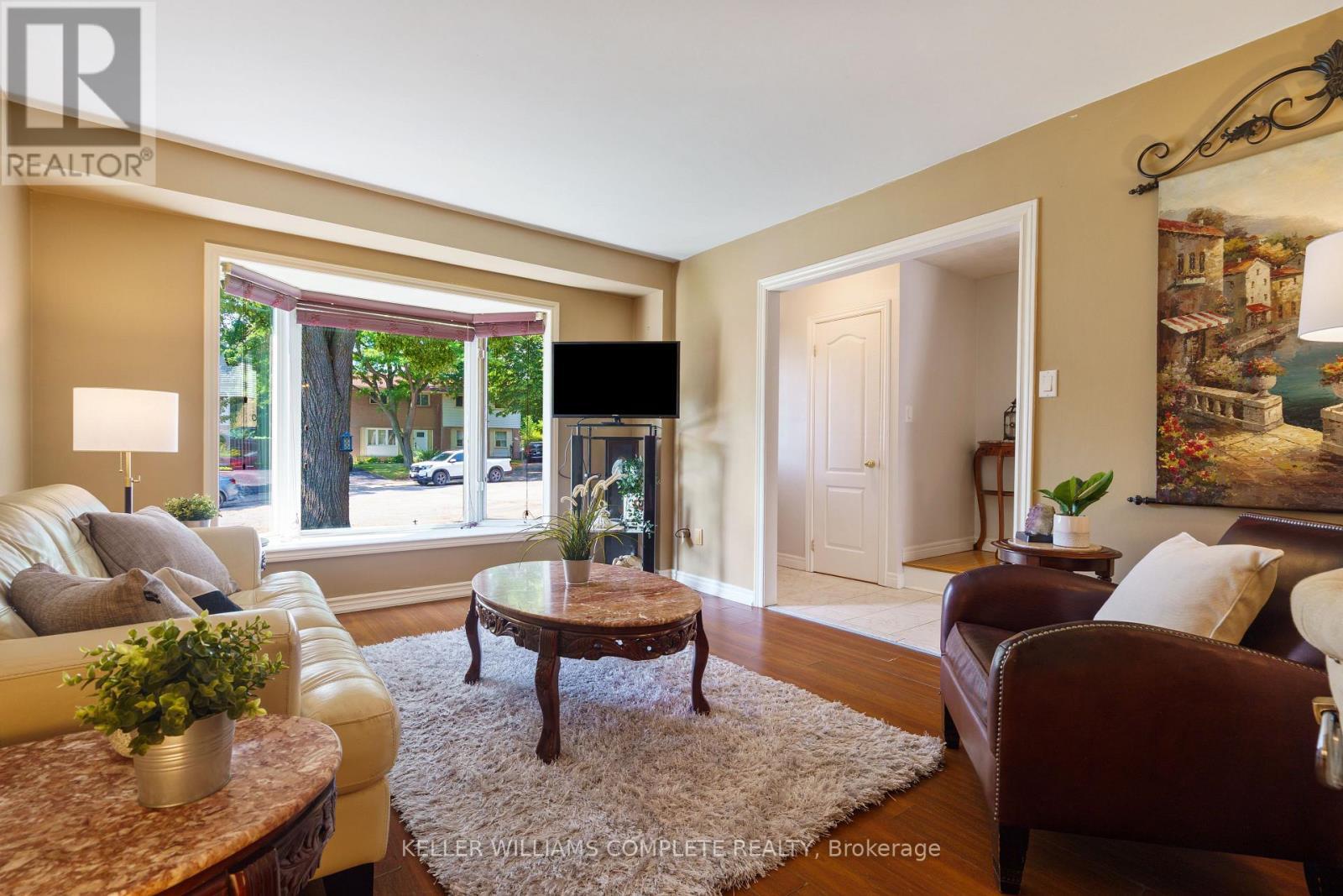10 Glen Eden Court, Hamilton, ON - Indoor Photo Showing Living Room