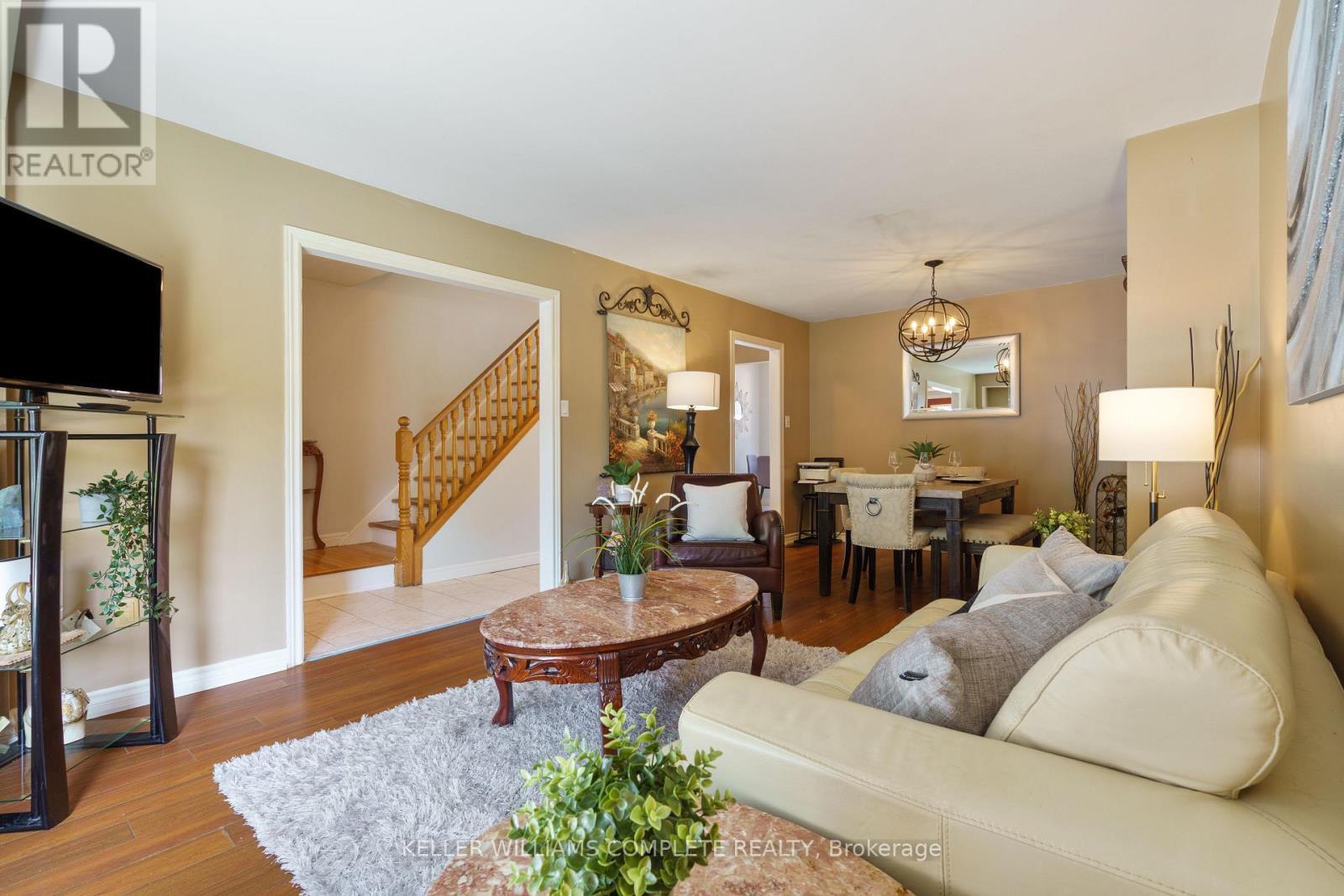 10 Glen Eden Court, Hamilton, ON - Indoor Photo Showing Living Room