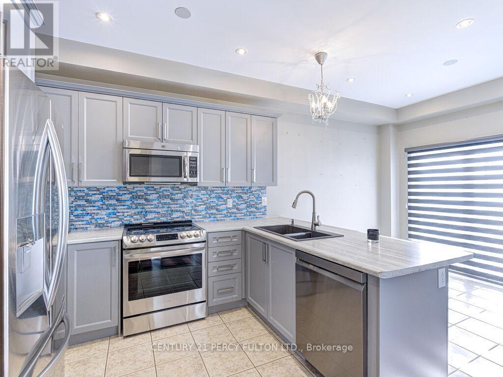 61 Bousfield Rise, Hamilton, ON - Indoor Photo Showing Kitchen With Stainless Steel Kitchen With Double Sink With Upgraded Kitchen