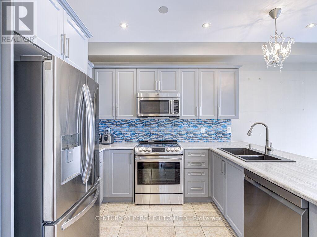 61 Bousfield Rise, Hamilton, ON - Indoor Photo Showing Kitchen With Stainless Steel Kitchen With Double Sink With Upgraded Kitchen