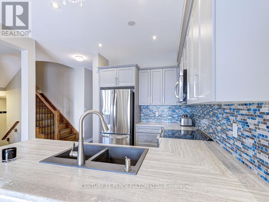 61 Bousfield Rise, Hamilton, ON - Indoor Photo Showing Kitchen With Stainless Steel Kitchen With Double Sink With Upgraded Kitchen