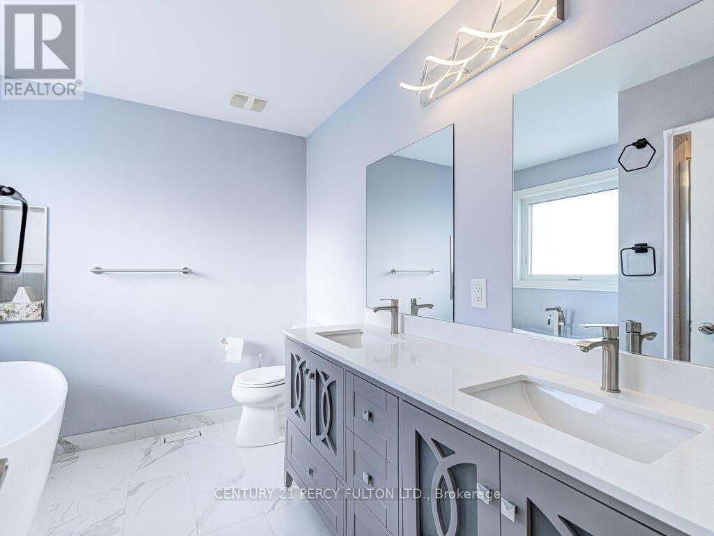 61 Bousfield Rise, Hamilton, ON - Indoor Photo Showing Bathroom