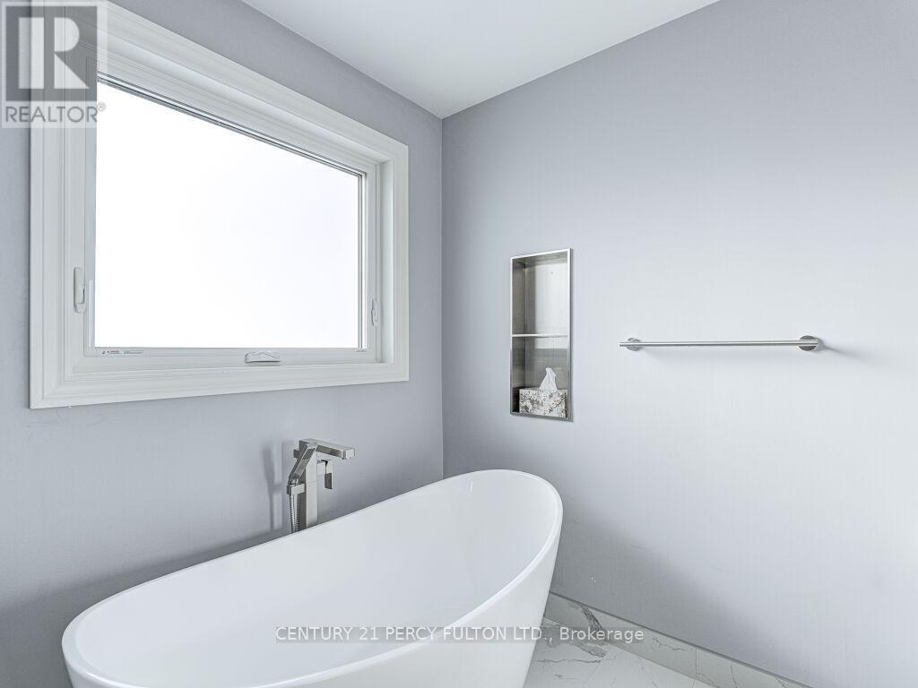 61 Bousfield Rise, Hamilton, ON - Indoor Photo Showing Bathroom