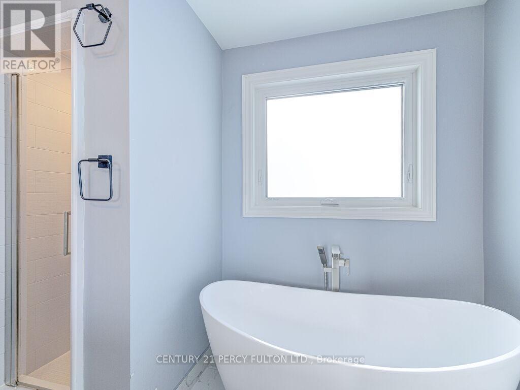 61 Bousfield Rise, Hamilton, ON - Indoor Photo Showing Bathroom