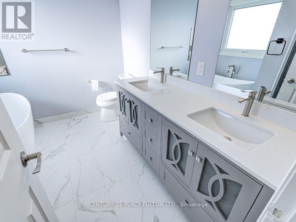 61 Bousfield Rise, Hamilton, ON - Indoor Photo Showing Bathroom