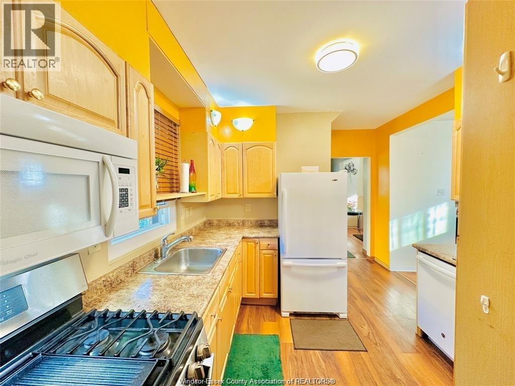 550 Allendale, Windsor, ON - Indoor Photo Showing Kitchen