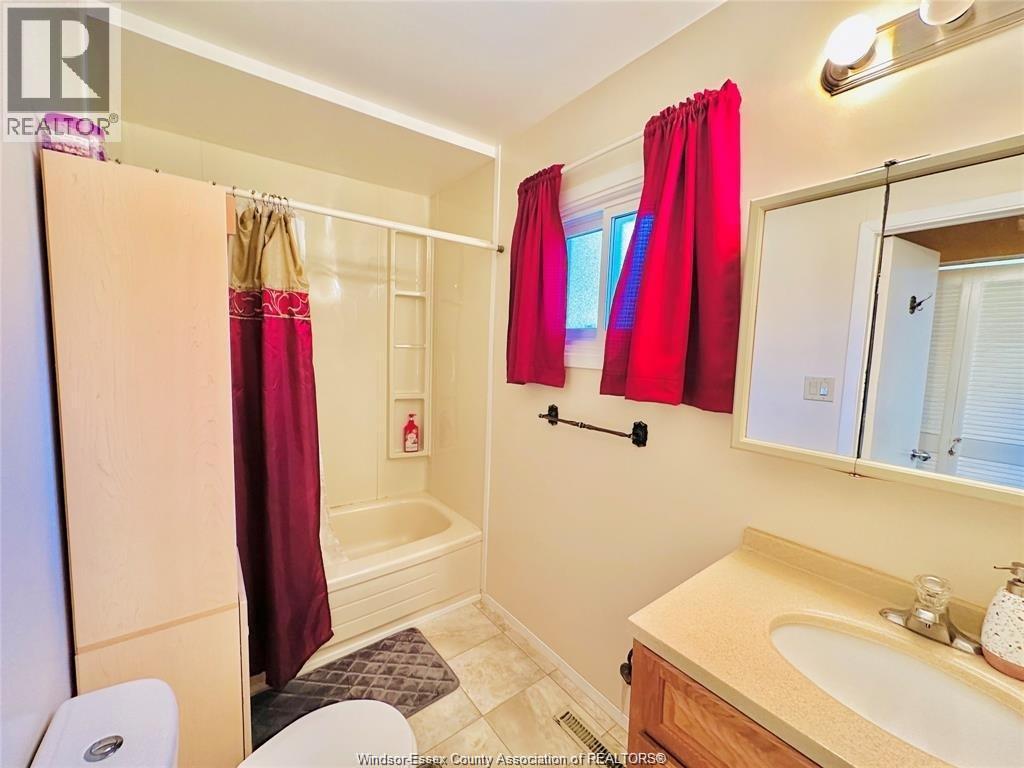 550 Allendale, Windsor, ON - Indoor Photo Showing Bathroom