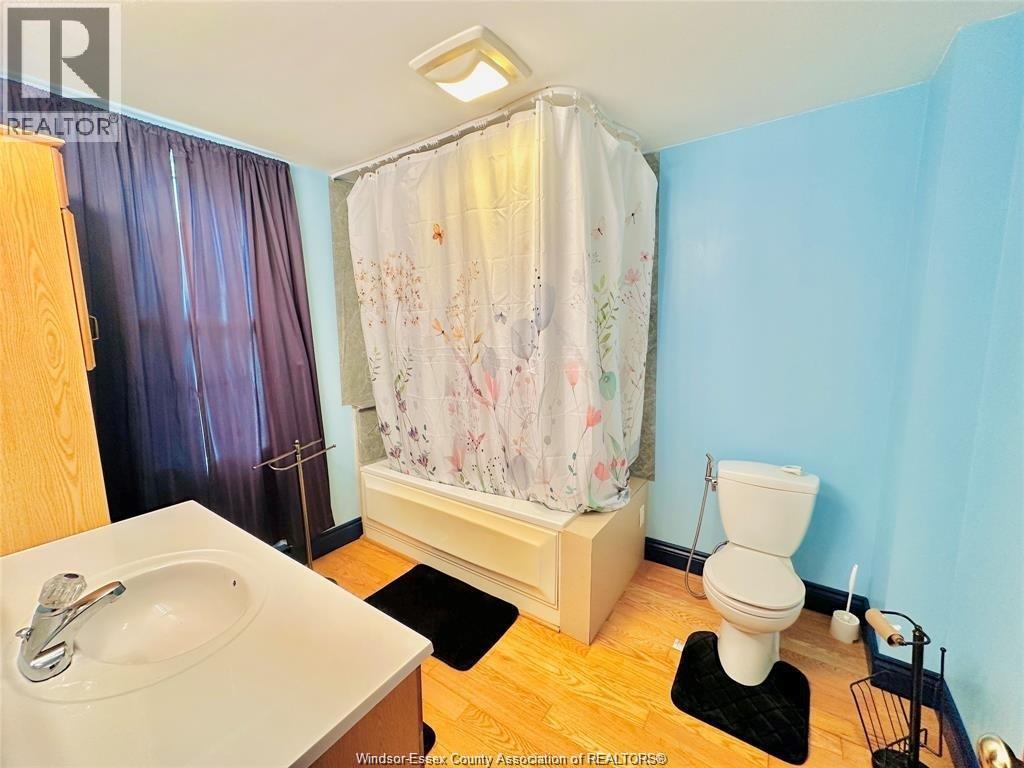 550 Allendale, Windsor, ON - Indoor Photo Showing Bathroom