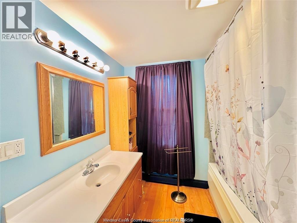 550 Allendale, Windsor, ON - Indoor Photo Showing Bathroom