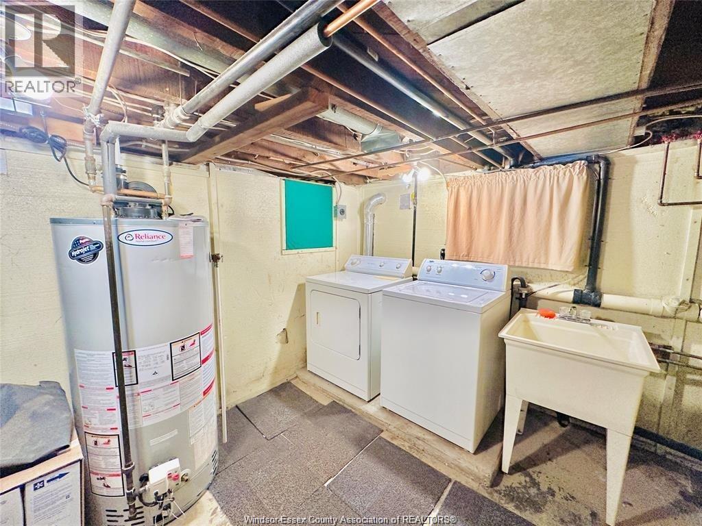 550 Allendale, Windsor, ON - Indoor Photo Showing Laundry Room