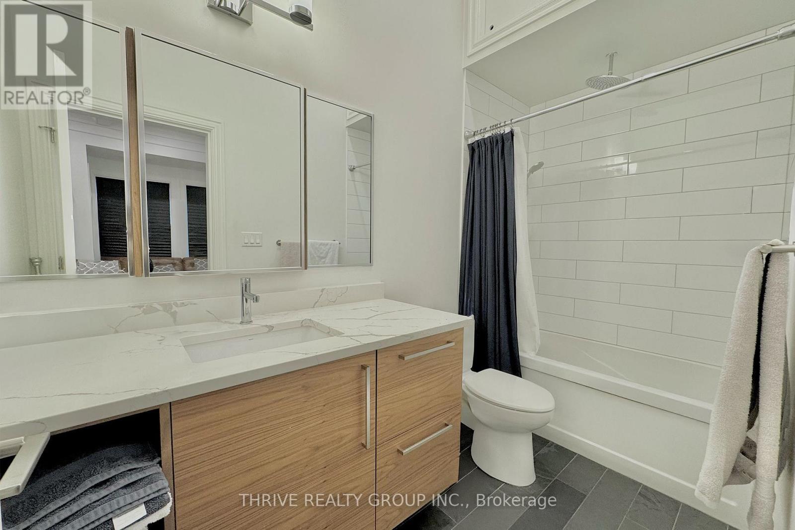 16 Horn Street, London South (South F), ON - Indoor Photo Showing Bathroom