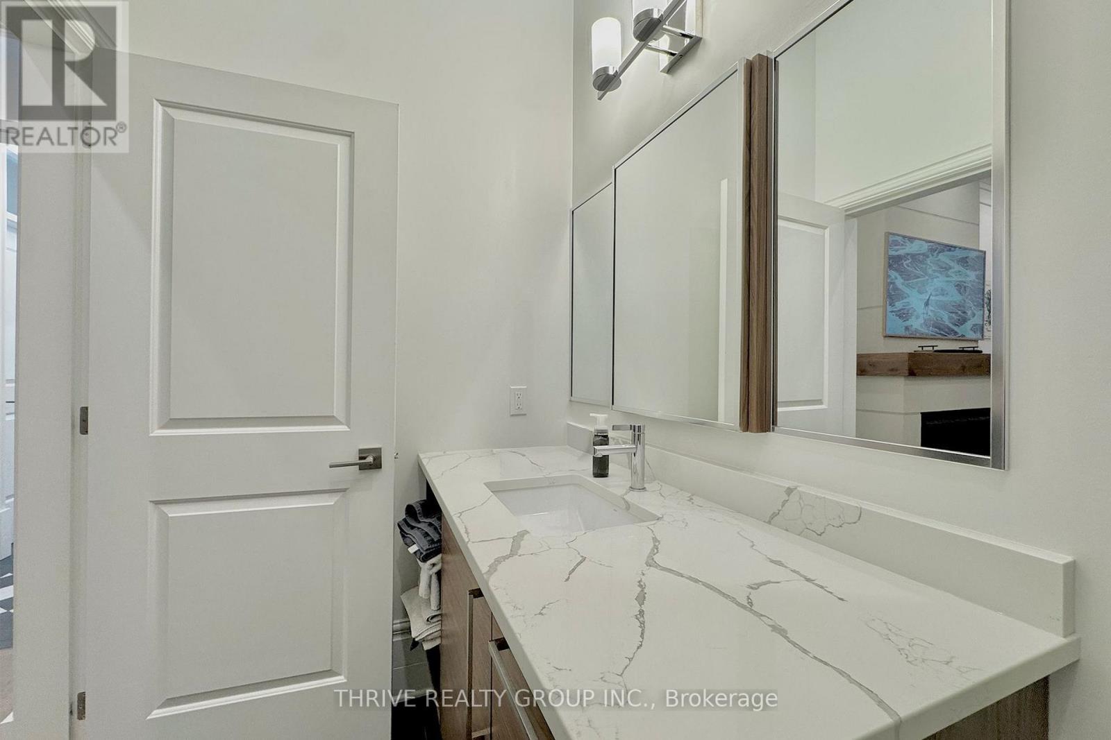 16 Horn Street, London South (South F), ON - Indoor Photo Showing Bathroom