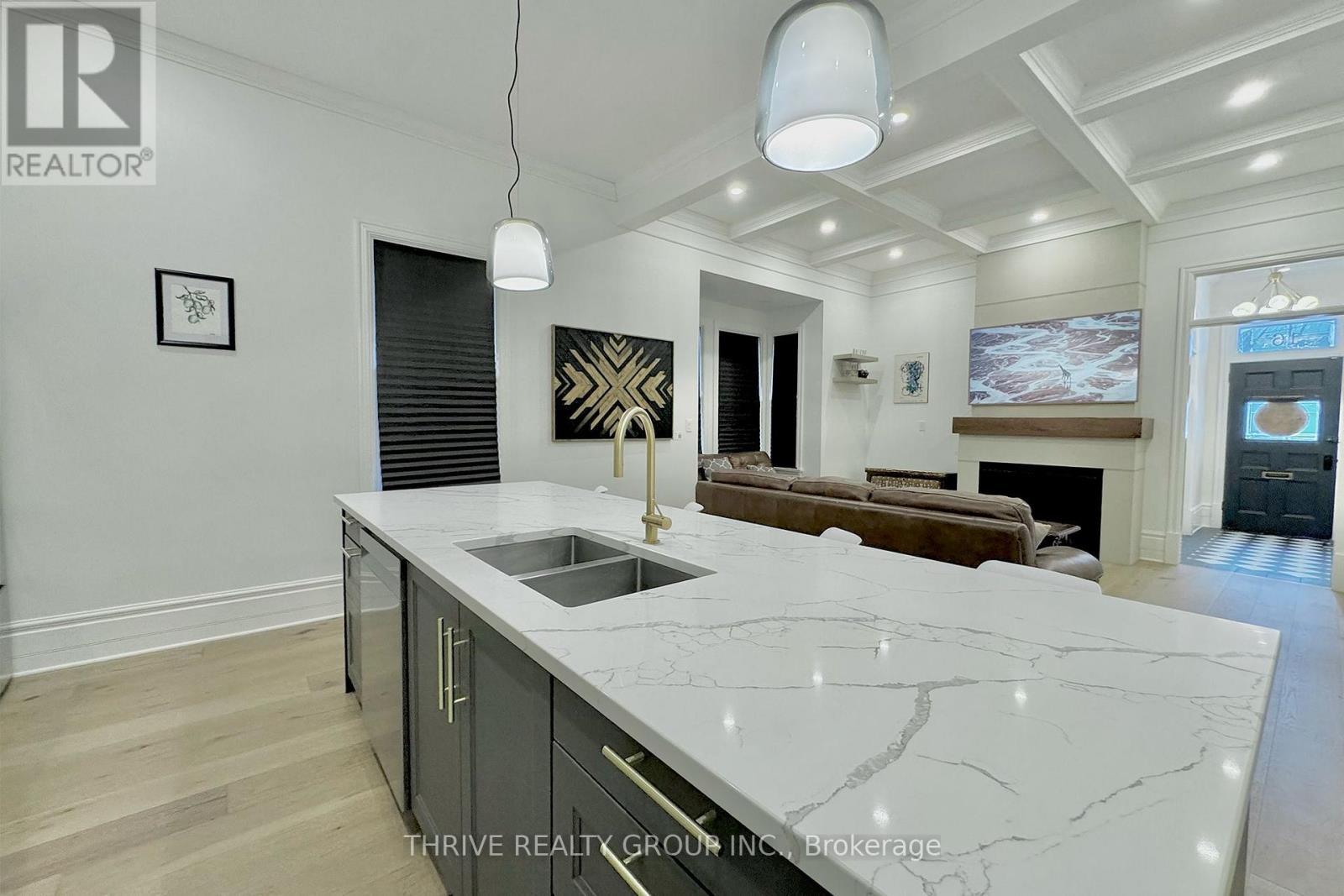 16 Horn Street, London South (South F), ON - Indoor Photo Showing Kitchen With Double Sink