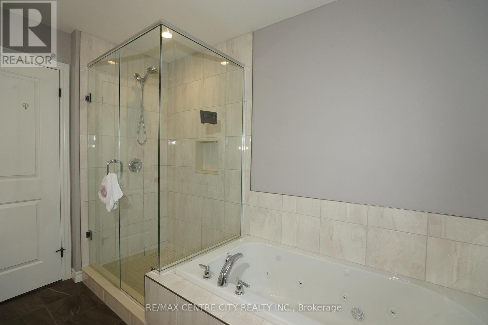 471 Sophia Crescent, London North (North I), ON - Indoor Photo Showing Bathroom