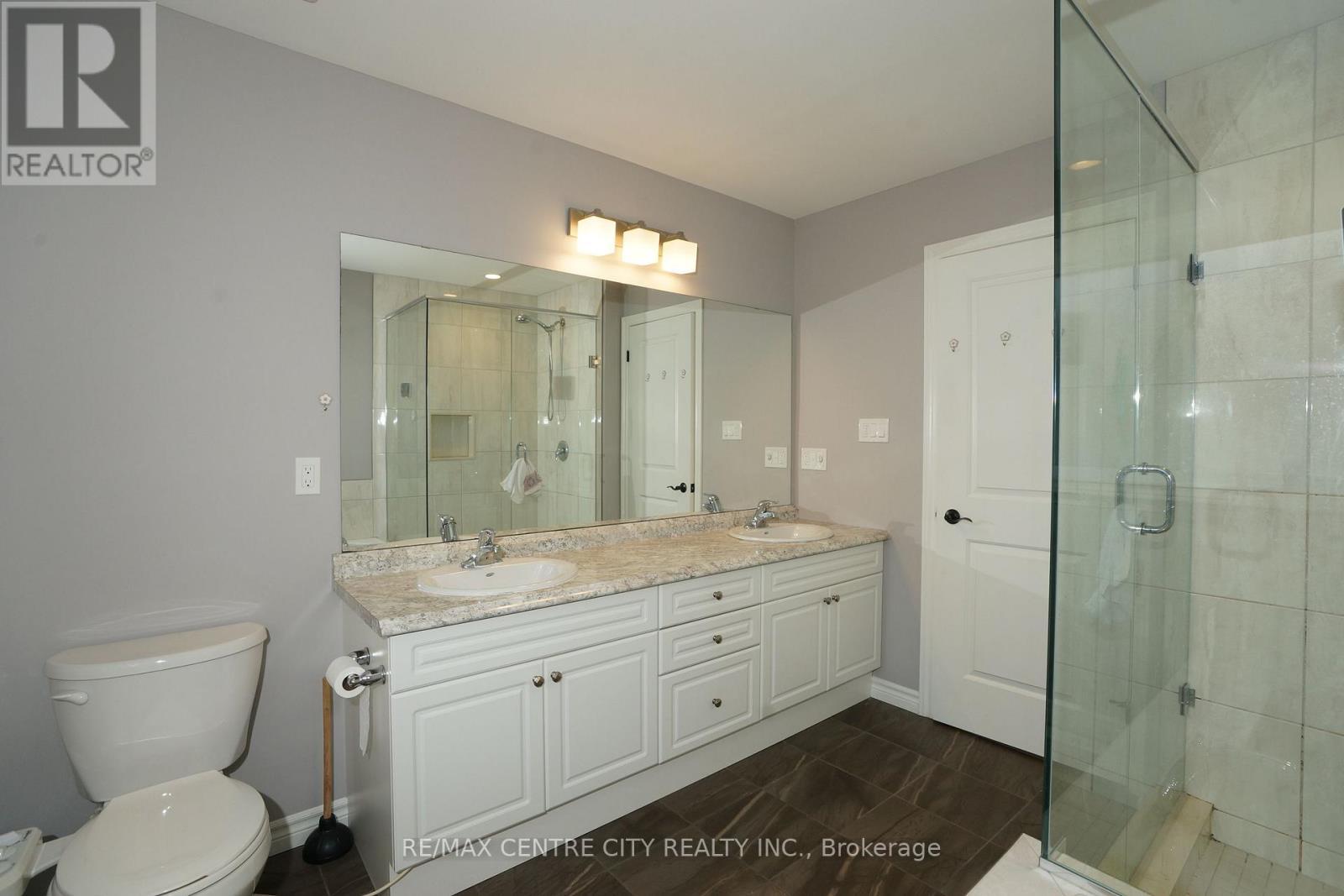 471 Sophia Crescent, London North (North I), ON - Indoor Photo Showing Bathroom