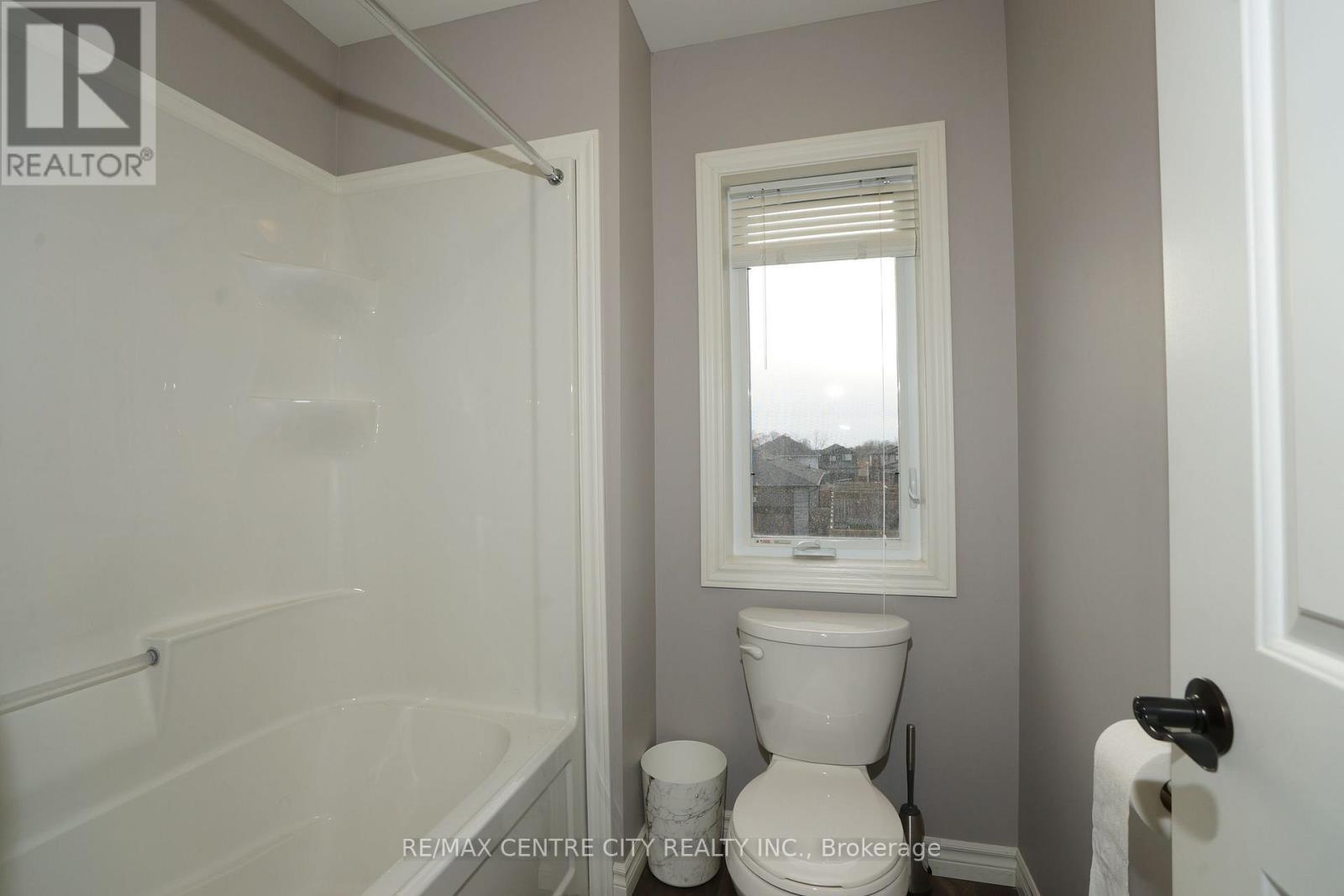 471 Sophia Crescent, London North (North I), ON - Indoor Photo Showing Bathroom