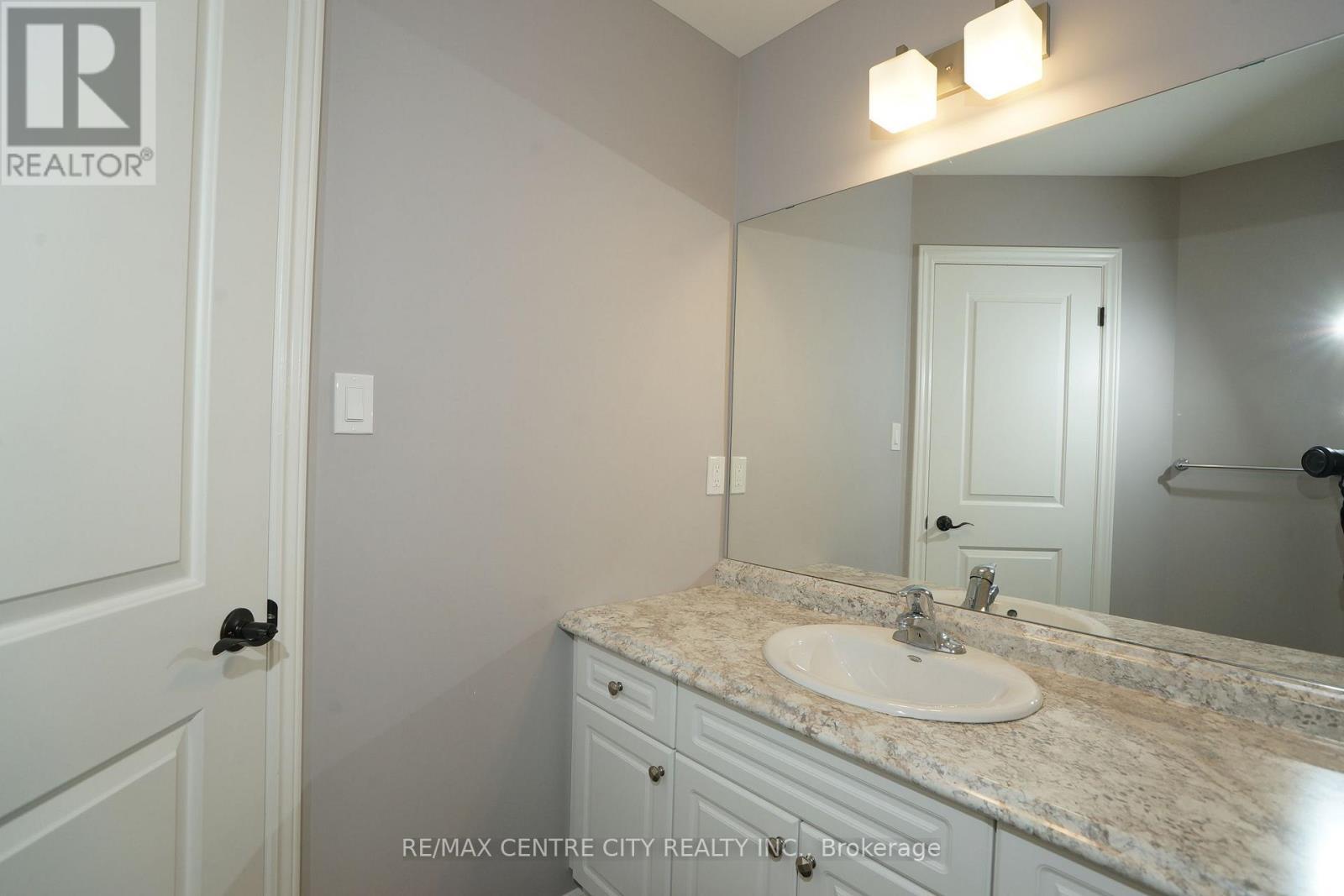 471 Sophia Crescent, London North (North I), ON - Indoor Photo Showing Bathroom