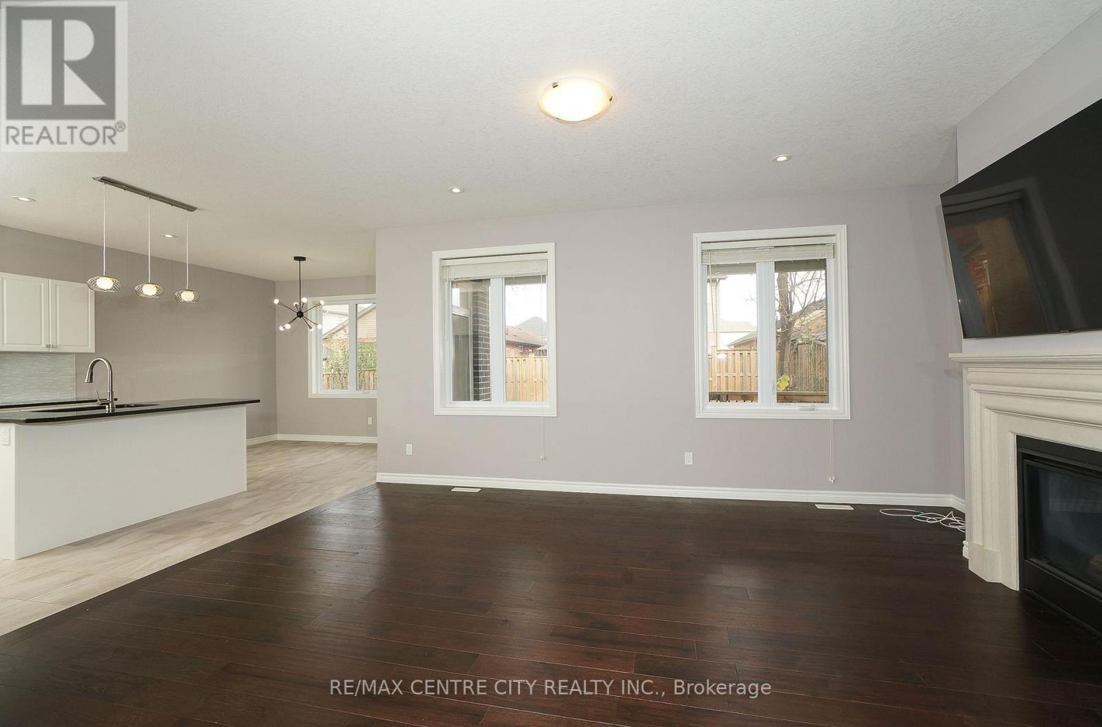 471 Sophia Crescent, London North (North I), ON - Indoor With Fireplace