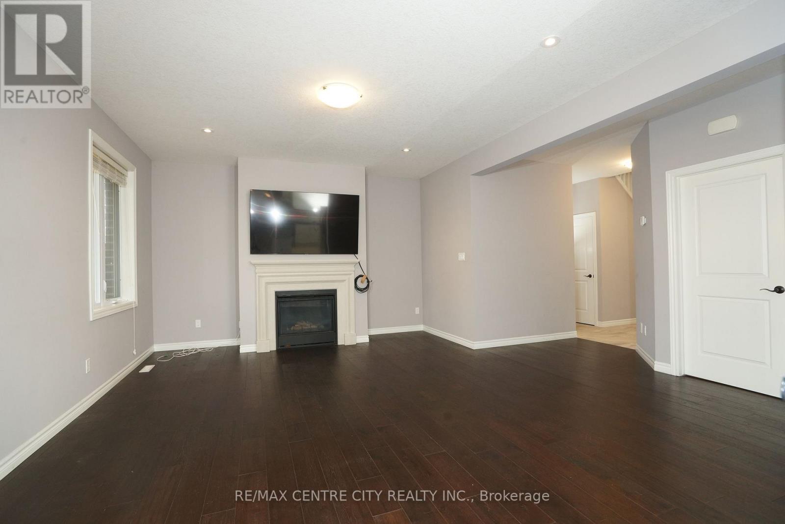 471 Sophia Crescent, London North (North I), ON - Indoor With Fireplace