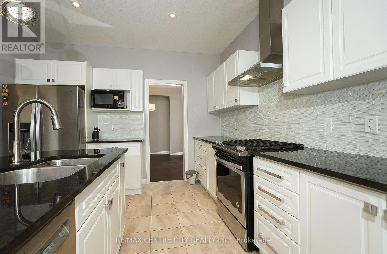 471 Sophia Crescent, London North (North I), ON - Indoor Photo Showing Kitchen With Double Sink With Upgraded Kitchen