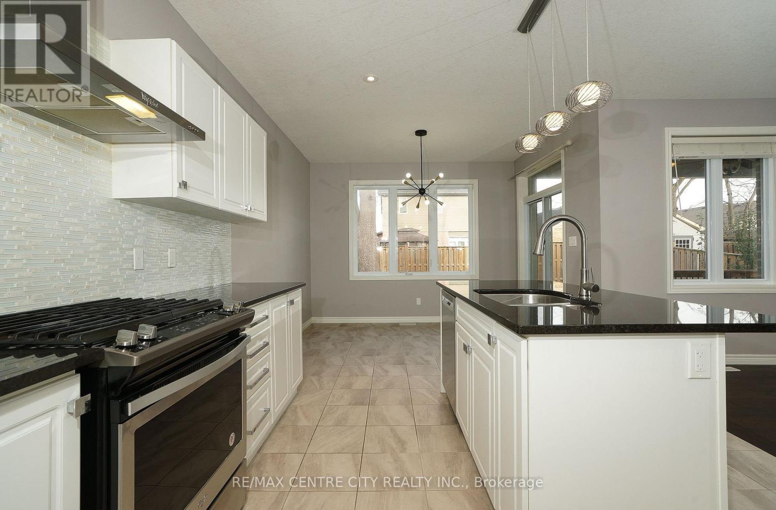 471 Sophia Crescent, London North (North I), ON - Indoor Photo Showing Kitchen With Double Sink With Upgraded Kitchen