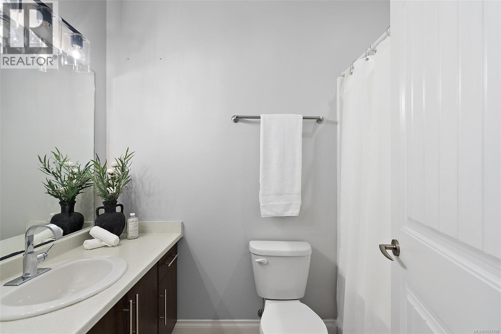 Bathroom featuring curtained shower and vanity - 883 Wild Ridge Way, Langford, BC - Indoor Photo Showing Bathroom