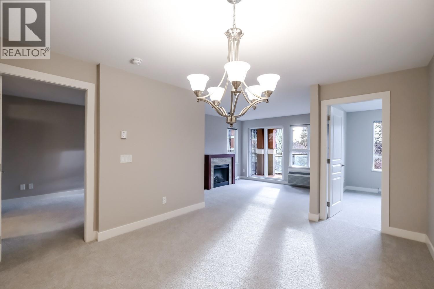 1099 Sunset Drive Unit# 334, Kelowna, BC - Indoor With Fireplace