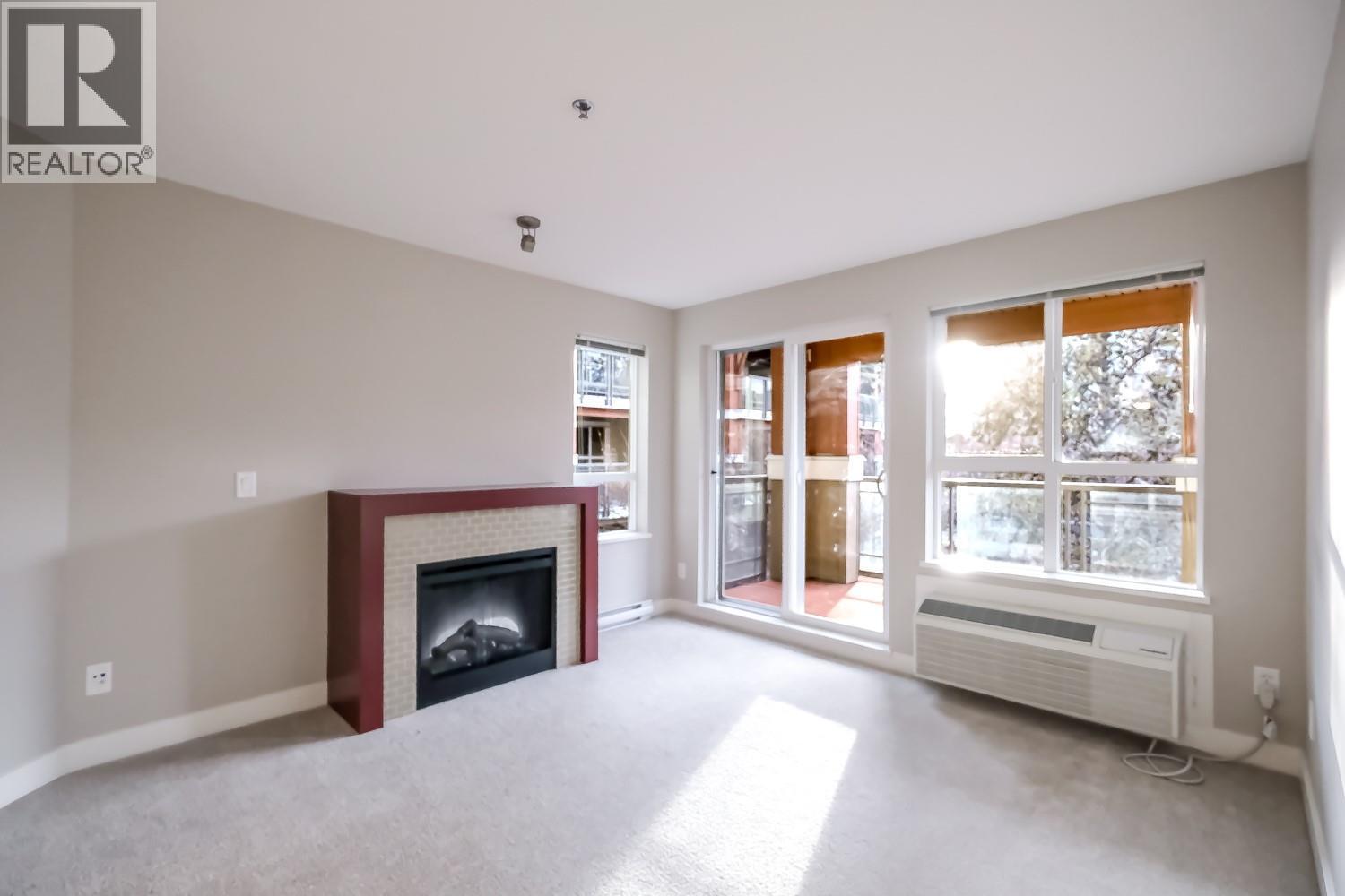 1099 Sunset Drive Unit# 334, Kelowna, BC - Indoor Photo Showing Living Room With Fireplace