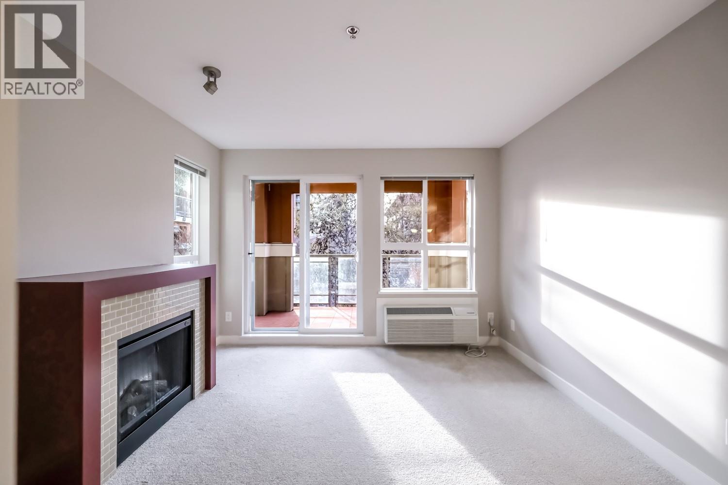 1099 Sunset Drive Unit# 334, Kelowna, BC - Indoor With Fireplace