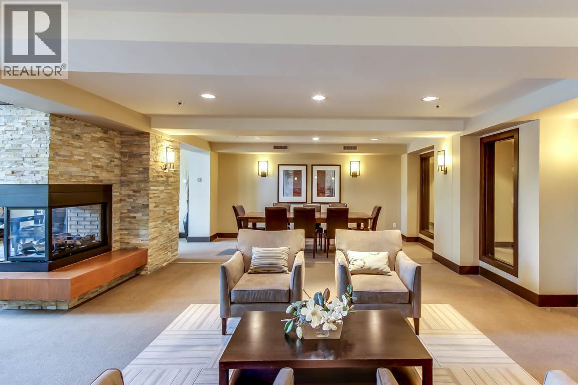 1099 Sunset Drive Unit# 334, Kelowna, BC - Indoor Photo Showing Living Room With Fireplace