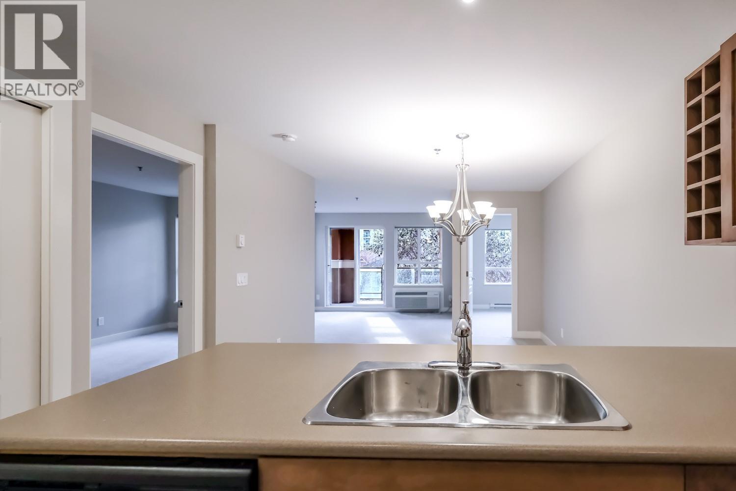 1099 Sunset Drive Unit# 334, Kelowna, BC - Indoor Photo Showing Kitchen With Double Sink