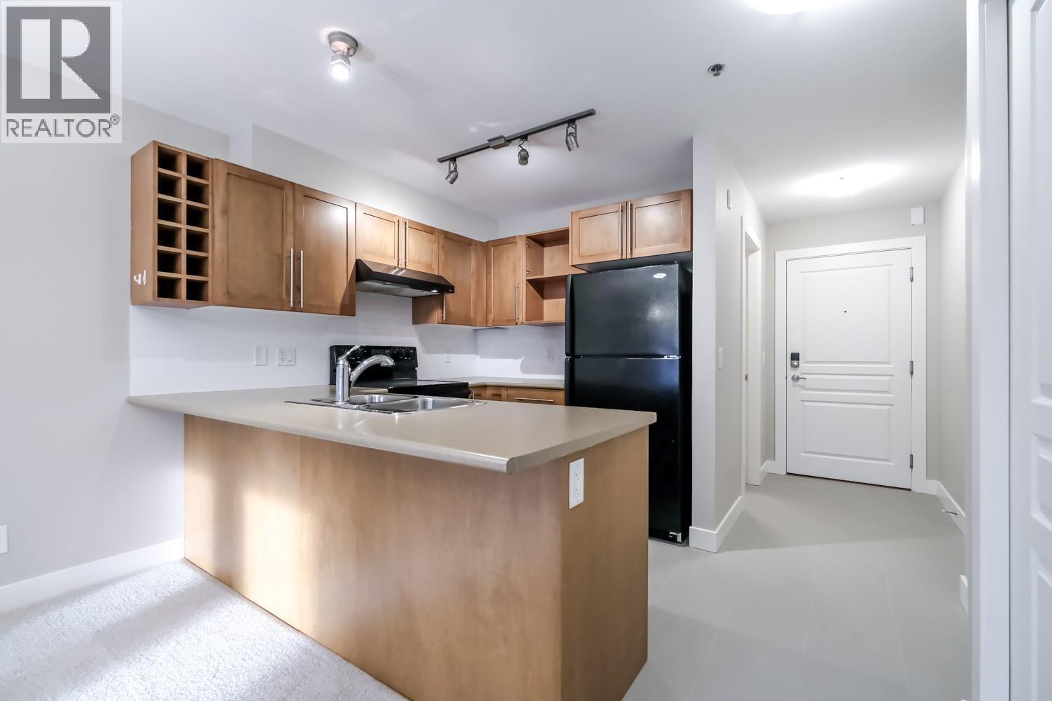 1099 Sunset Drive Unit# 334, Kelowna, BC - Indoor Photo Showing Kitchen