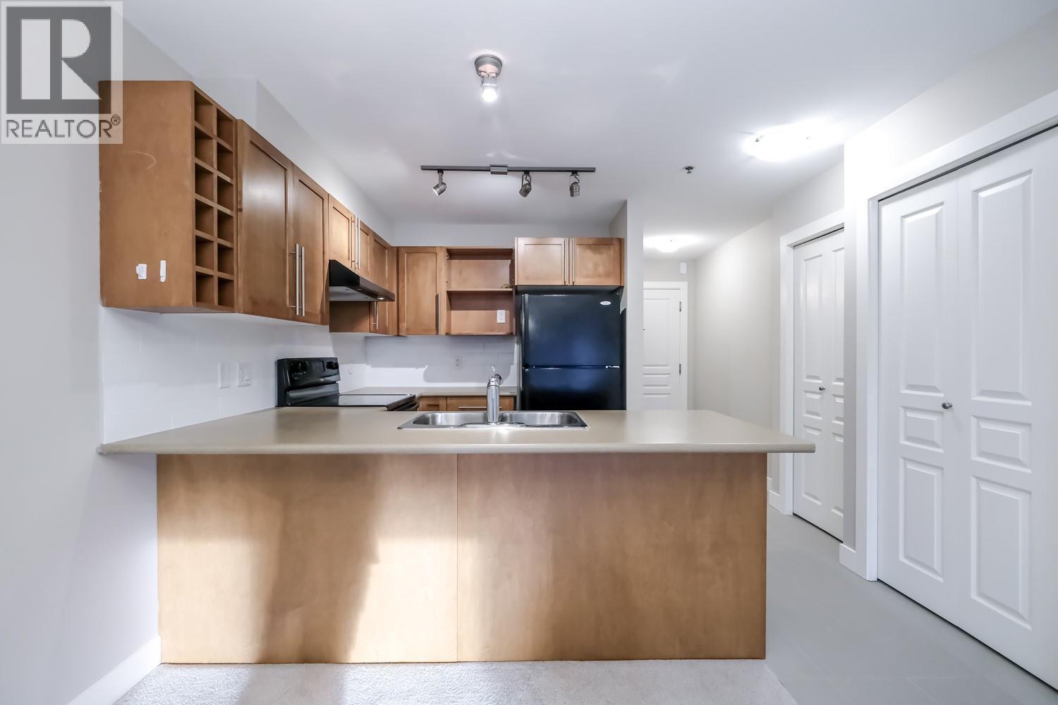 1099 Sunset Drive Unit# 334, Kelowna, BC - Indoor Photo Showing Kitchen With Double Sink