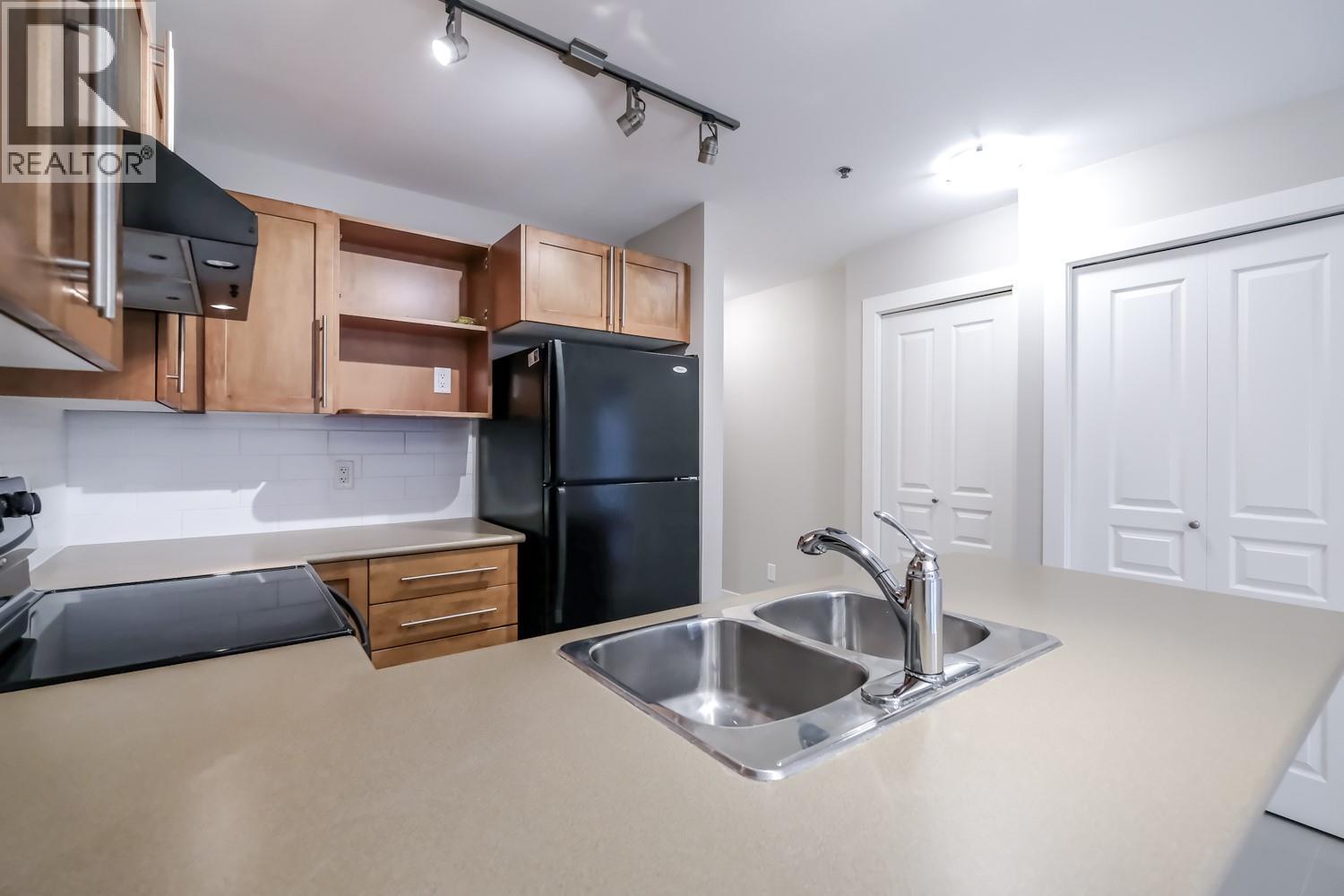 1099 Sunset Drive Unit# 334, Kelowna, BC - Indoor Photo Showing Kitchen With Double Sink
