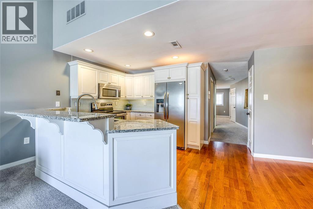 1500 Venetian Boulevard Unit# W-29, Point Edward, ON - Indoor Photo Showing Kitchen With Upgraded Kitchen