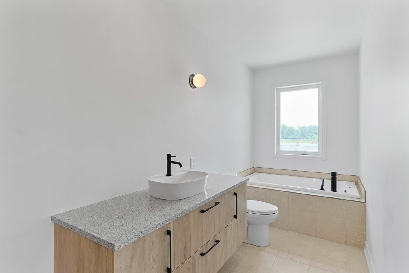 Bathroom - 160 Rue Du Quai, Saint-Louis-De-Gonzague, QC - Indoor Photo Showing Bathroom