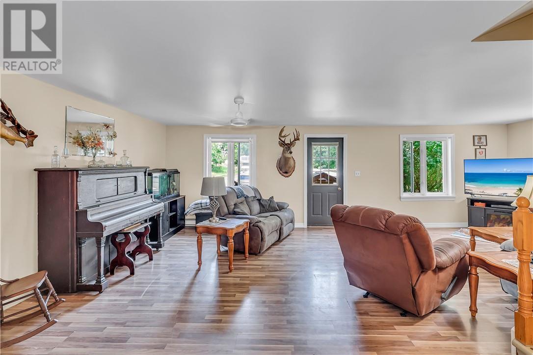 17 Campbell Street, Little Current, ON - Indoor Photo Showing Living Room