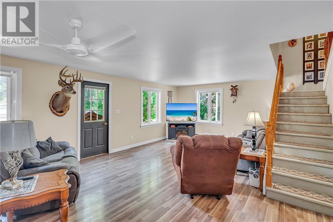 17 Campbell Street, Little Current, ON - Indoor Photo Showing Living Room