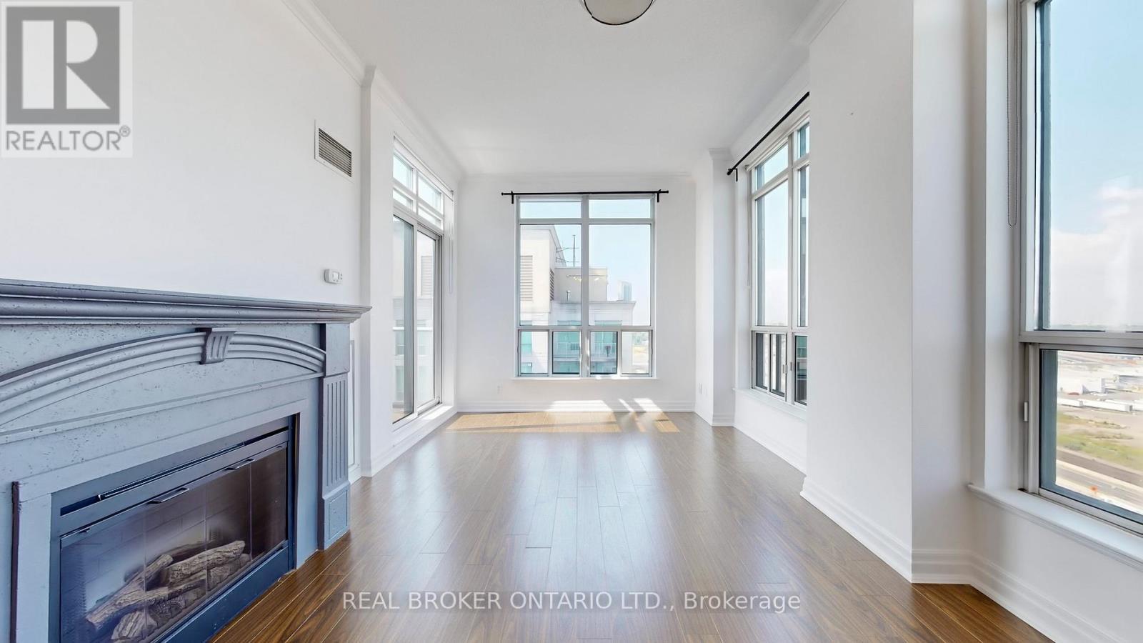 Ph7 - 2087 Lake Shore Boulevard W, Toronto, ON - Indoor Photo Showing Living Room With Fireplace