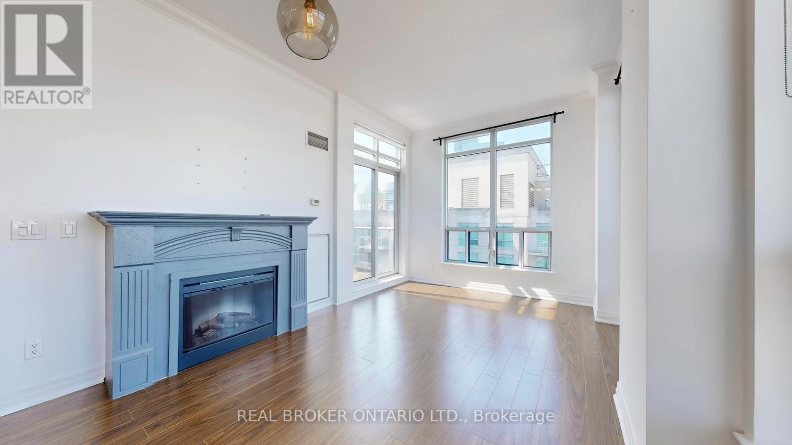 Ph7 - 2087 Lake Shore Boulevard W, Toronto, ON - Indoor Photo Showing Living Room With Fireplace