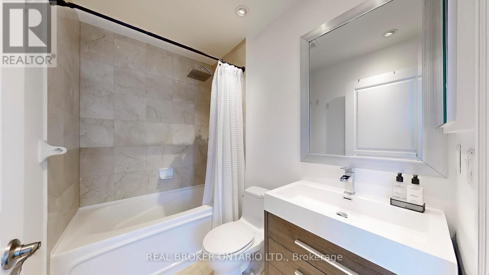 Ph7 - 2087 Lake Shore Boulevard W, Toronto, ON - Indoor Photo Showing Bathroom
