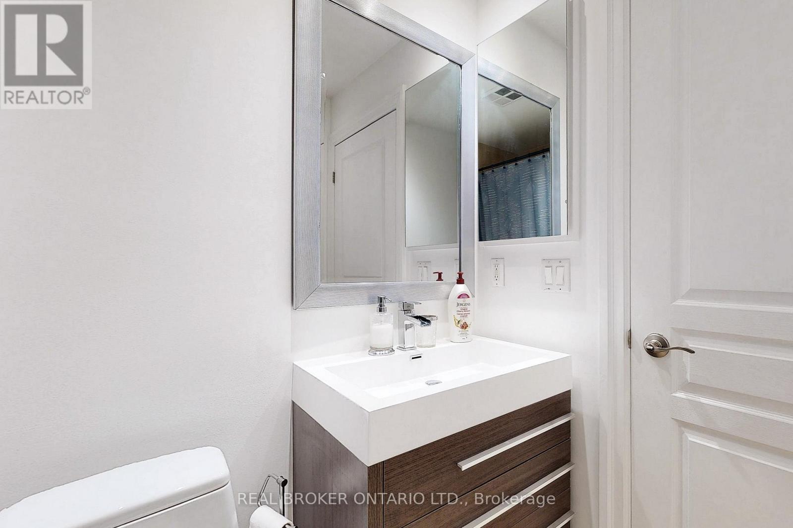 Ph7 - 2087 Lake Shore Boulevard W, Toronto, ON - Indoor Photo Showing Bathroom