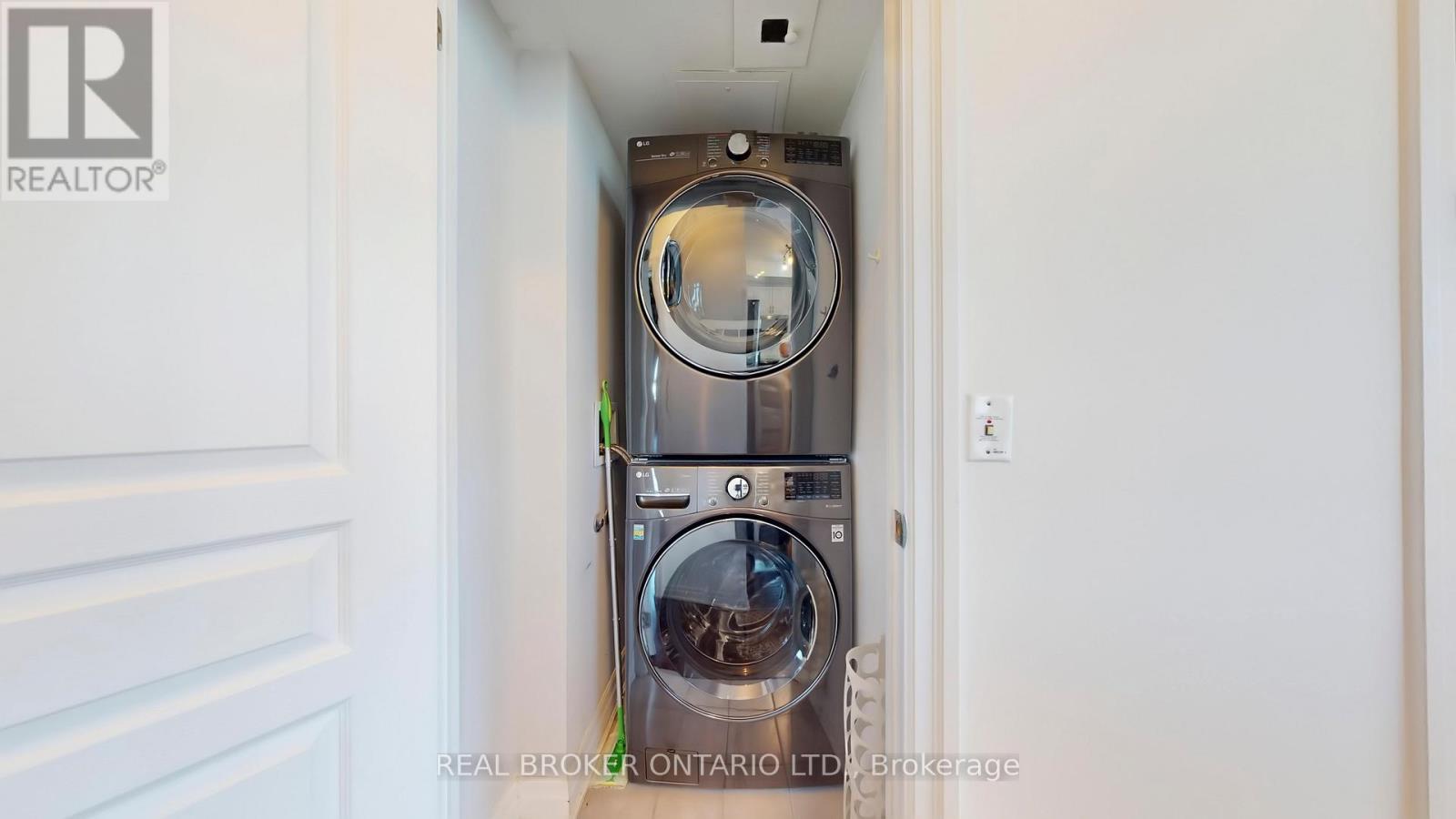 Ph7 - 2087 Lake Shore Boulevard W, Toronto, ON - Indoor Photo Showing Laundry Room