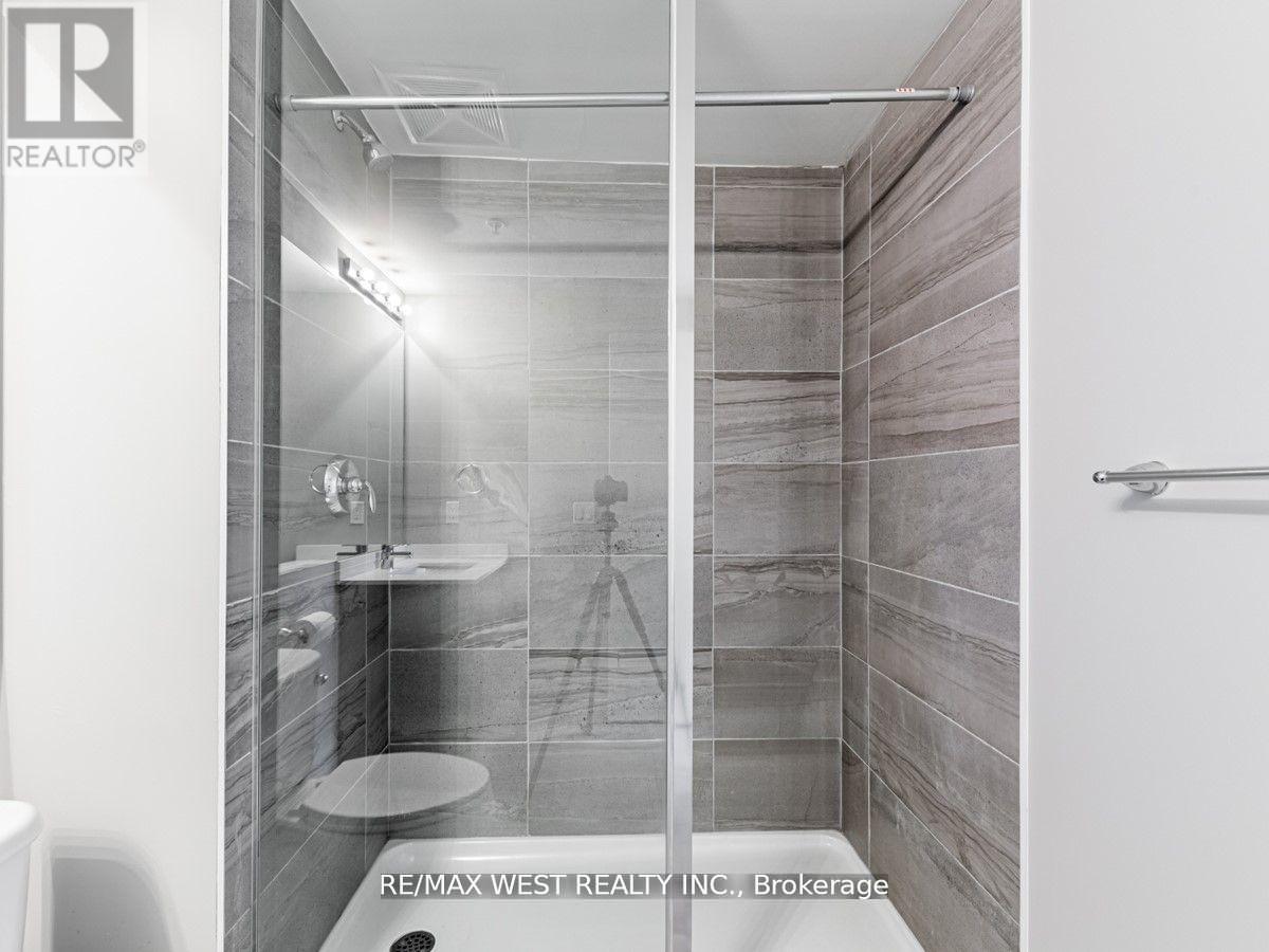 305 - 3237 Bayview Avenue, Toronto, ON - Indoor Photo Showing Bathroom