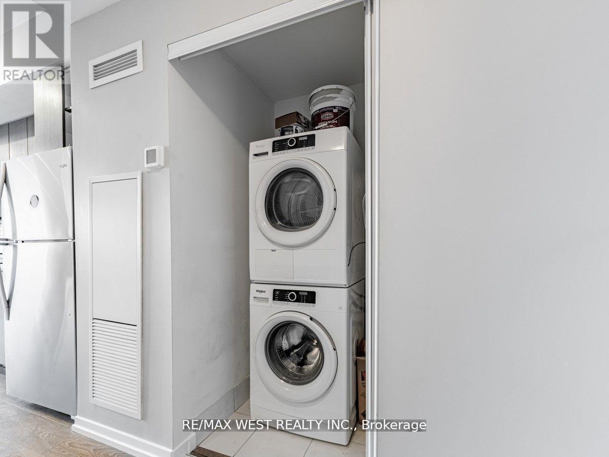 305 - 3237 Bayview Avenue, Toronto, ON - Indoor Photo Showing Laundry Room