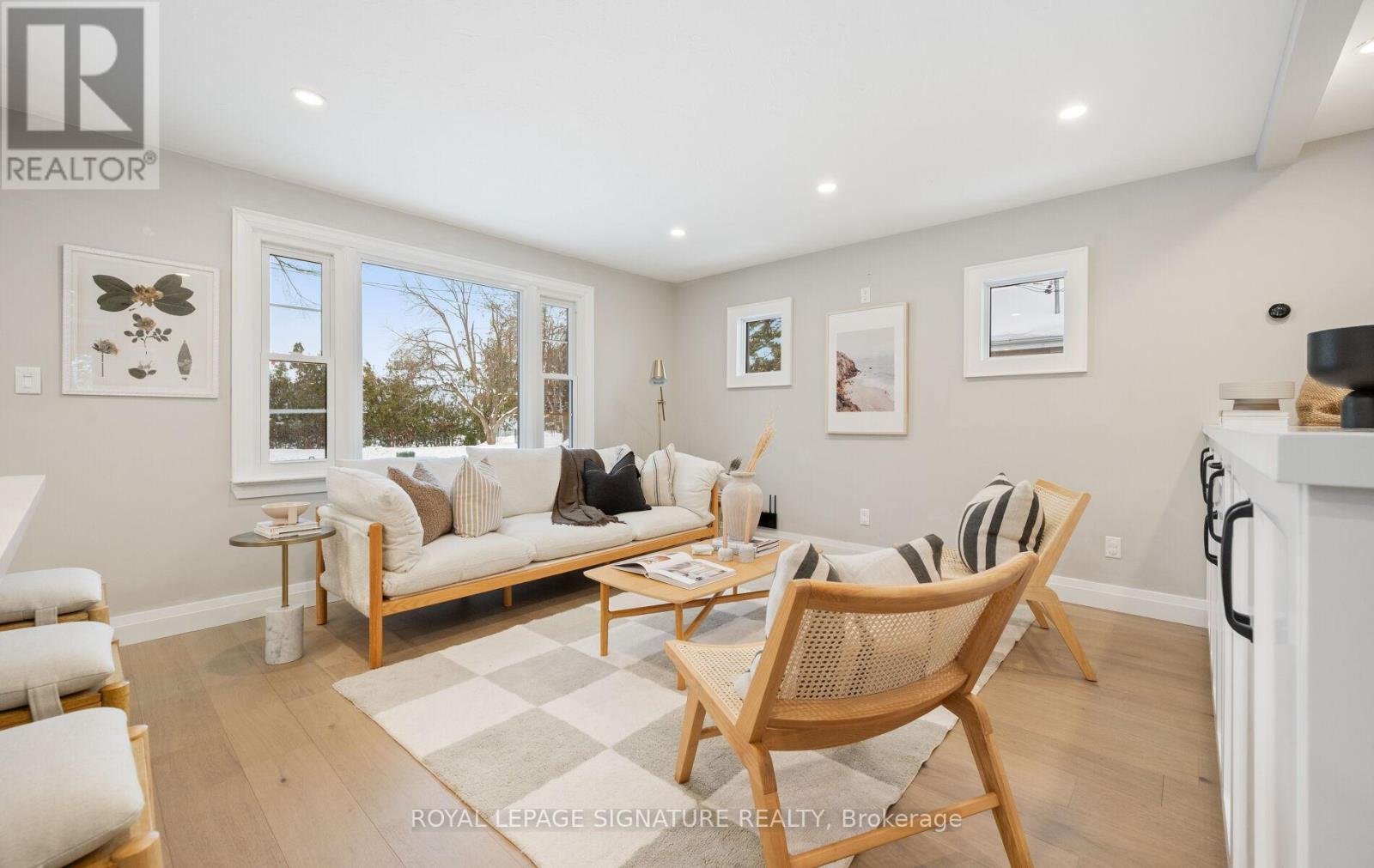 122 Queen Street, Barrie, ON - Indoor Photo Showing Living Room