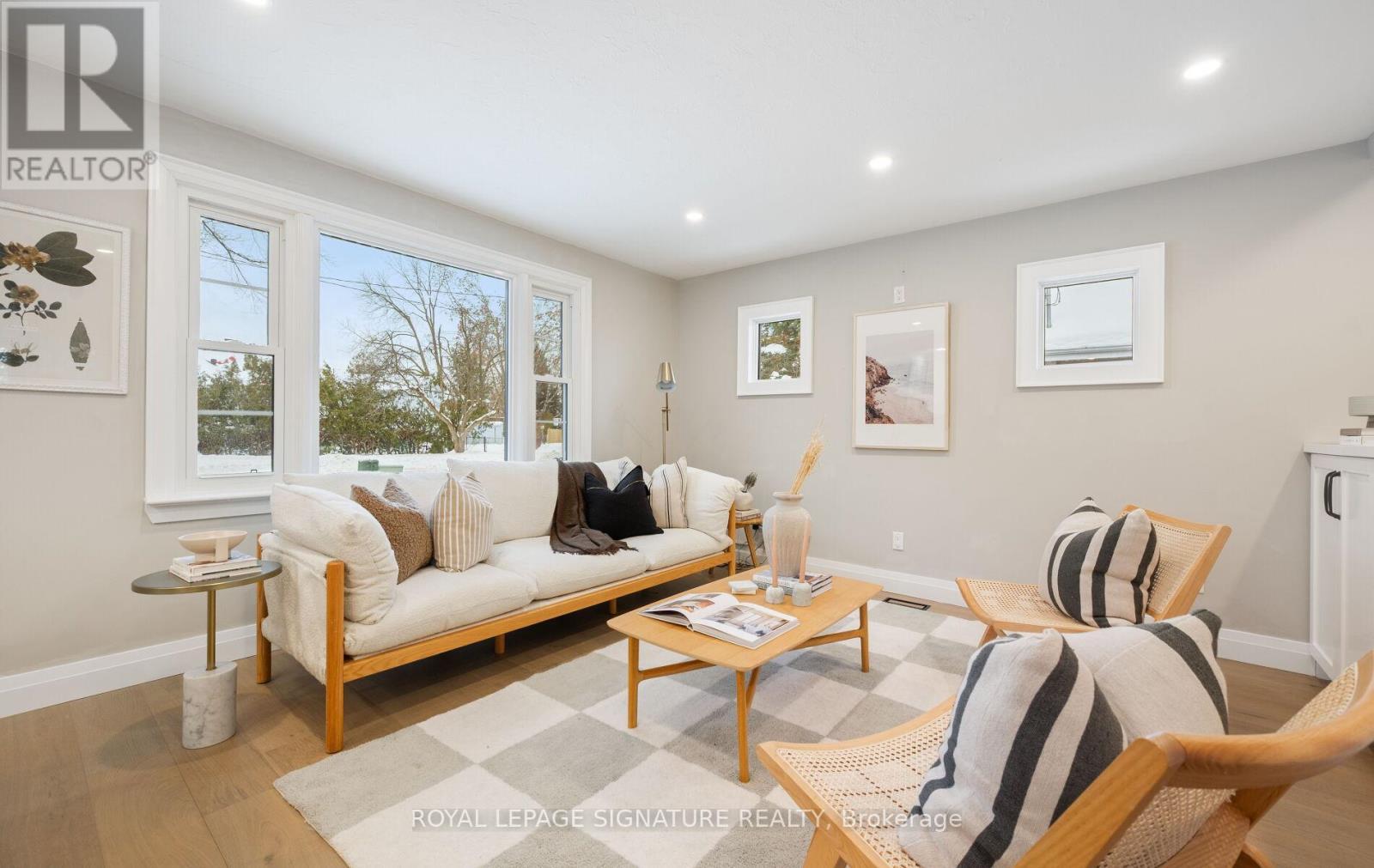 122 Queen Street, Barrie, ON - Indoor Photo Showing Living Room