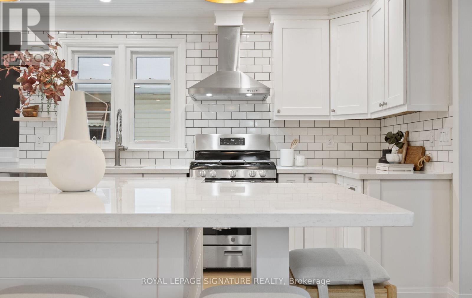 122 Queen Street, Barrie, ON - Indoor Photo Showing Kitchen With Upgraded Kitchen