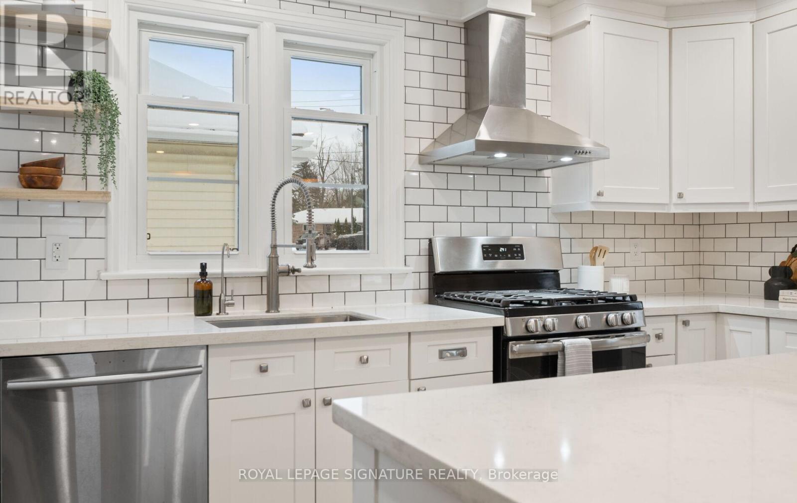 122 Queen Street, Barrie, ON - Indoor Photo Showing Kitchen With Upgraded Kitchen