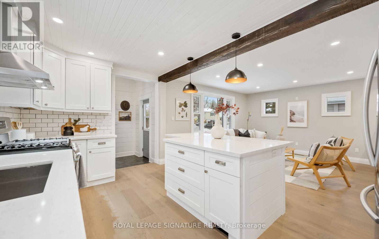 122 Queen Street, Barrie, ON - Indoor Photo Showing Kitchen With Upgraded Kitchen